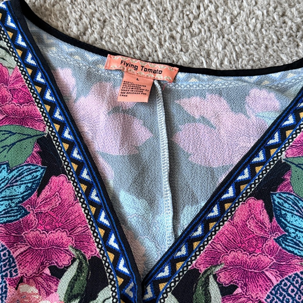 Flying Tomato size large floral top - Picture 2 of 2